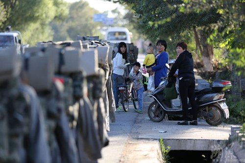 镜头记录中国的女性苦行僧生活 行脚乞食露宿野外