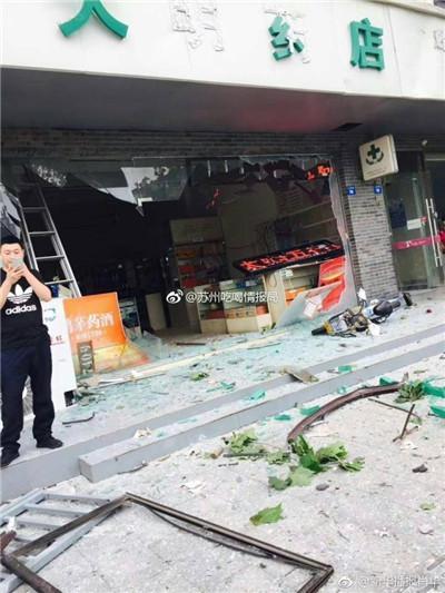 苏州人民路一家饭店爆炸 疑似煤气罐爆炸引起