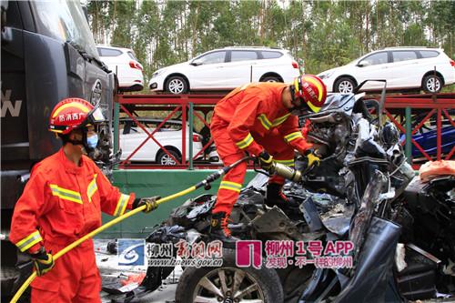 泉南高速发生3起严重交通事故:小车被压扁 4人死亡