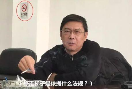 城管抽梯领导高谈阔论地回应时 把人民摆在哪？