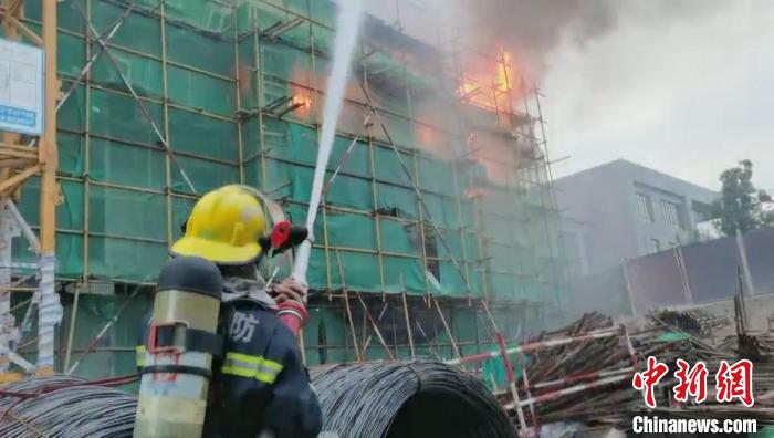 山西太原富力金禧城C区工地发生火灾