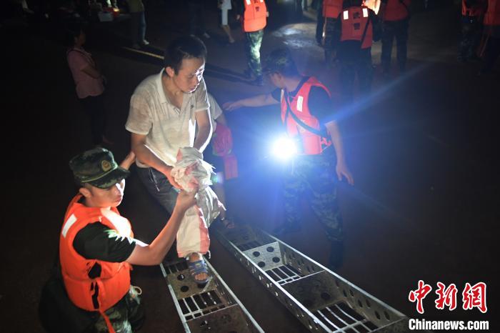 图为武警江西总队鹰潭支队官兵连夜搜救转移群众。　罗里威 摄